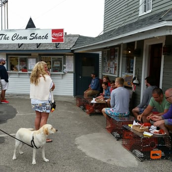 The Clam Shack - 15 minute parking, lobster cage tables and the order/pickup booth. - Seafood Near Me - Kennebunk, Maine