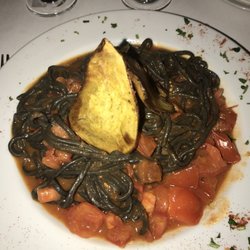 Prosciutto - Fideos de tinta de calamar con salsa Diavola. No estaban en el menú, les pregunté si los tenían y me los sirvieron con la salsa que elegí.