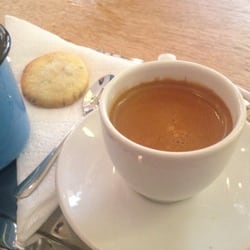 Wolf Junior - Limonlu haşhaşlı kurabiye ile servis edilen espresso. Kurabiyelerin tadına bakılmalı, enfes !