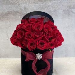 Abbey's Flower Garden - Hat box of red roses www.luxuryflorist.net www.abbeysflowers.com