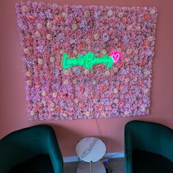 Sweet Peaches Coffee - Insta worthy wall - entrance - Coffee & Tea Near Me - Jacksonville, Florida