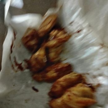 Domino's Pizza - Look at these wings! Where's the bbq?  The staff has no manager ta boot - Pizza Near Me - Morrow, Georgia