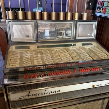 Hotsy Totsy Club - Vintage 50s-styled jukebox - Lounges Near Me - Albany, California