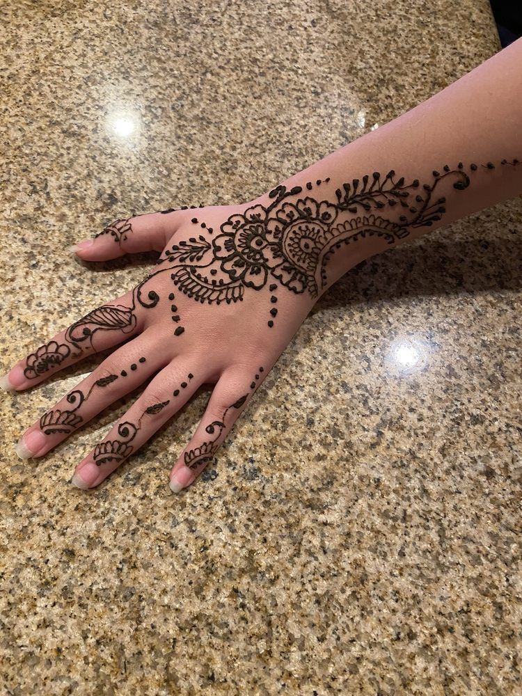 Gill’s Threading & Henna Logo