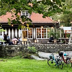 Saltholmen - Lively inn with food, bar and music.