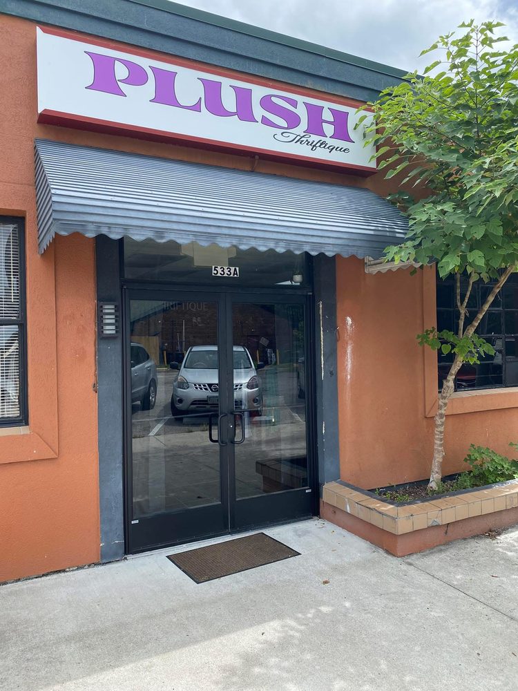 Plush Thriftique Logo