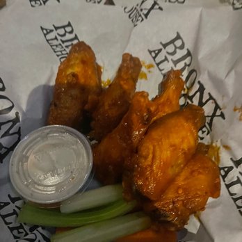 Bronx Alehouse - Buffalo Bomber - American Near Me - Bronx, New York