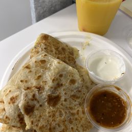 Quesadilla y orange juice.