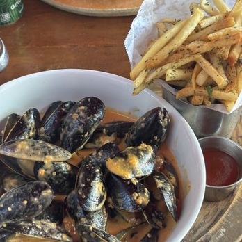 Meet in Paris - Moules Frites - French Near Me - Culver City, California Meet in Paris - Moules Frites - French Near Me - Culver City, California