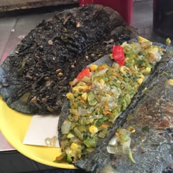 Mercado Municipal de Tepotzotlan - Quesadillas de huitlacoche y flor de calabaza