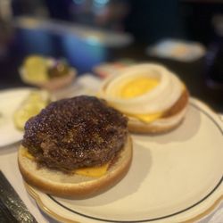 Krug's Tavern - Cheeseburger