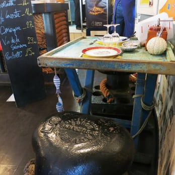 La Boîte à Sardine - Some of the stools are repurposed mooring bollards - Seafood Near Me - Marseille, 13 La Boîte à Sardine - Some of the stools are repurposed mooring bollards - Seafood Near Me - Marseille, 13