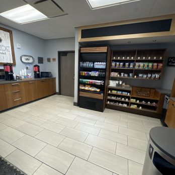 DoubleTree by Hilton Greeley at Lincoln Park - Little shop in the front lobby - Hotels Near Me - Greeley, Colorado
