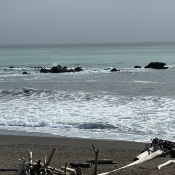 Moonstone Beach - Driftwood features and beautiful views - Beaches Near Me - Cambria, California Moonstone Beach - Driftwood features and beautiful views - Beaches Near Me - Cambria, California