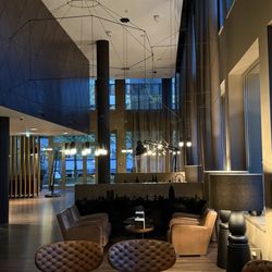 Motel One München-Campus - ... Lobby und Bar ...