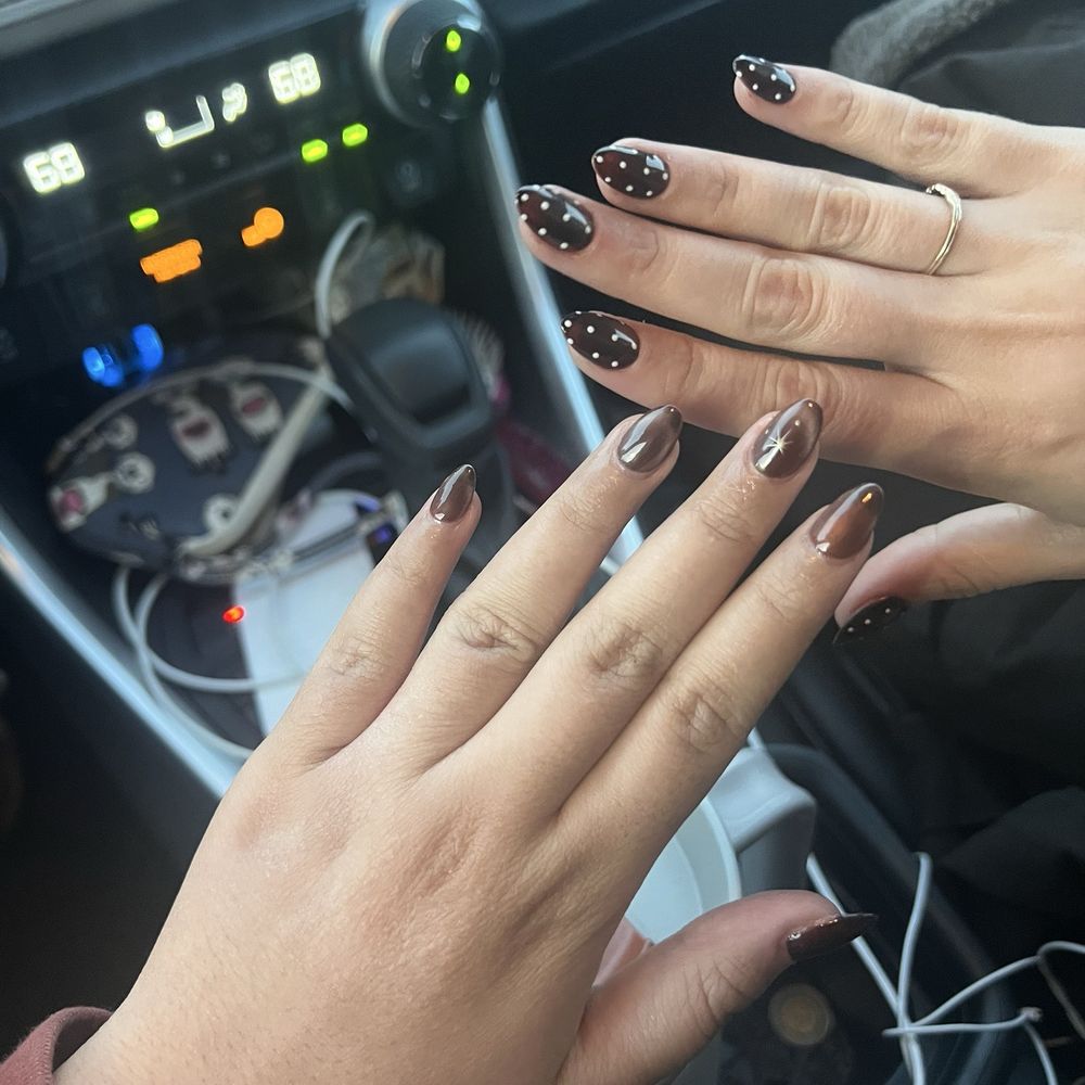 Brown cat eye nail