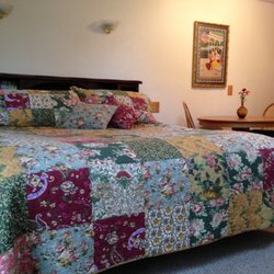 Backyard Garden Oasis Bed & Breakfast Inn - Aquarius Cottage King Bed