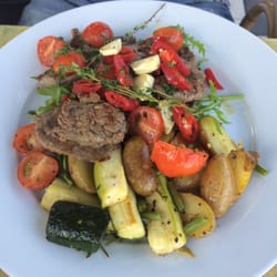Il Monello - Rinderfilet mit Chili-Knoblauch , Rosmarinkartoffeln und Gemüse