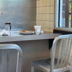 Waffle House - Dirty tables