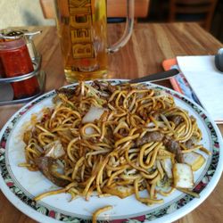 Wok inn - Der Hunger treibts rein. Dazu ein Köpi aus dem Becks-Humpen, um die Soja-Soße runtertuspülen.