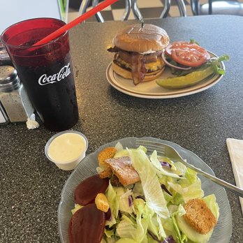 Dee Dee’s Cafe - My hamburger lunch meal - Breakfast & Brunch Near Me - Valley Springs, California