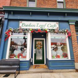 Broken Leaf Cafe - Decorated for the holidays