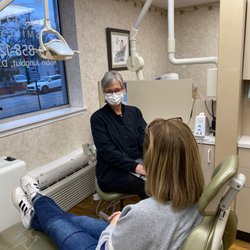 Glen Ellyn Smiles - Dr Jungblut in a patient consultation