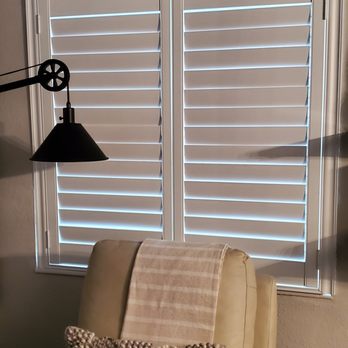 Zinga's Tampa - Shutter's measurement was off, so installer could not install the bottom molding - Shutters Near Me - Tampa, Florida Zinga's Tampa - Shutter's measurement was off, so installer could not install the bottom molding - Shutters Near Me - Tampa, Florida