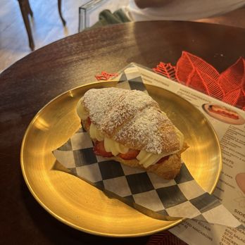 Le Belleair Cafe - Strawberry croissant - Cafes Near Me - Clearwater, Florida Le Belleair Cafe - Strawberry croissant - Cafes Near Me - Clearwater, Florida
