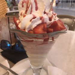 Heladeria Bernardini - Erdbeerbecher Milcheis mit Erdbeeren und Sahne