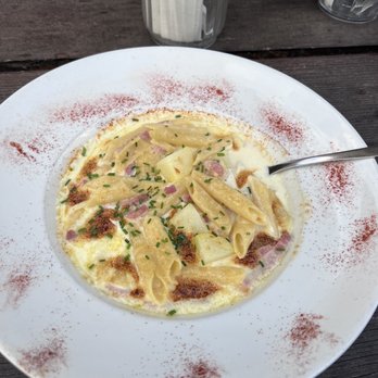Bebbis - Macaroni (Penne) in cheese sauce with apple sauce - Tex-Mex Near Me - Interlaken, BE