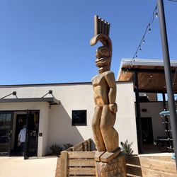Pounders Hawaiian Grill - Crestview - Outside statue