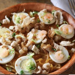 Perlas de Pilipinas - Palabok
Noodles with seafood based-sauce topped with ground pork, pork cracklings, egg, fried garlic onion and lemon