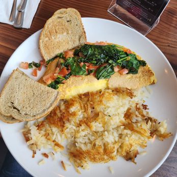 Chip's Family Restaurant - tomato and spinach omelet - Breakfast & Brunch Near Me - Fairfield, Connecticut