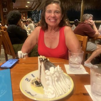 Duke's Waikiki - Kimos Original Hula Pie - Hawaiian Near Me - Honolulu, Hawaii