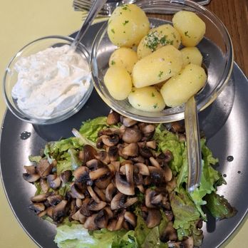 Gaststätte An Dörpsdiek - Pellkartoffeln in Butter geschwenkt mit gebratenen Pilzen - Northern German Near Me - Techelsdorf, SH