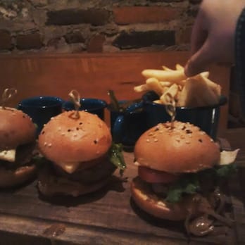 El Pecado de Noé - Plato de hamburguesas - Wine Bars Near Me - México, D.F., DIF El Pecado de Noé - Plato de hamburguesas - Wine Bars Near Me - México, D.F., DIF