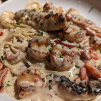 Olive Garden Italian Restaurant - Chicken and shrimp carbonara - Italian Near Me - Clay, New York Olive Garden Italian Restaurant - Chicken and shrimp carbonara - Italian Near Me - Clay, New York