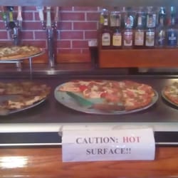 Sam's Pizza & Pub - Fresh pizzas on the buffet