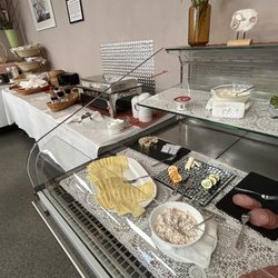Hotel Ilmenauer Hof - Das Buffet ist solide bestückt und gut besucht. Aufgefüllt wird in den 45 Minuten meines Aufenthalts nicht.