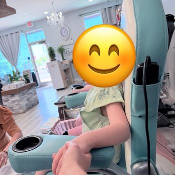 Fabulash Nails & Day Spa - My daughter loved her Elsa pedicure chair that even gave a little massage!! - Eyelash Service Near Me - Rocklin, California