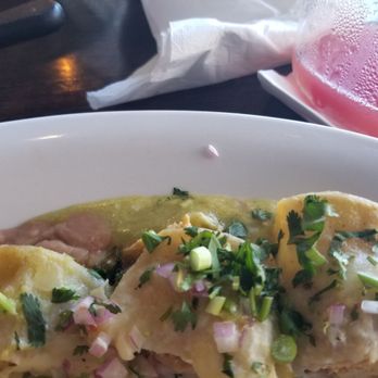 Chirrion Mexican Grill - Enchiladas suiza con salsa verde y cilantro y cebollas en la parte de superior - Mexican Near Me - Forest Park, Illinois