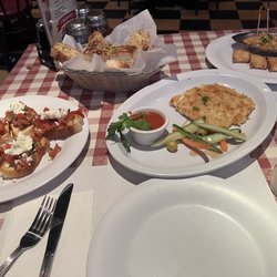 Giuseppis - Appetizers -- Queso empanizado, albóndigas, pan con tomate y queso feta, pan con ajo