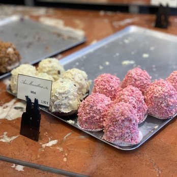 Aux Merveilleux de Fred - Patisserie/Cake Shop Near Me - Paris, 75