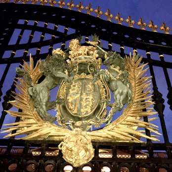 Buckingham Palace - 12/10/2018: Coat Of Arms. - Landmarks & Historical Buildings Near Me - London, XGL Buckingham Palace - 12/10/2018: Coat Of Arms. - Landmarks & Historical Buildings Near Me - London, XGL
