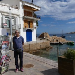 Platja de Tamariu - Deutsche Zeitungen inbegriffen