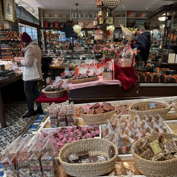 A la Mère de Famille - Chocolatiers & Shops Near Me - Paris, 75 A la Mère de Famille - Chocolatiers & Shops Near Me - Paris, 75