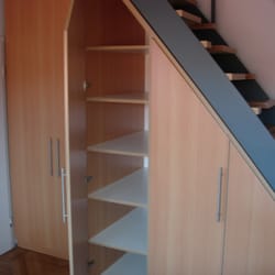 Tischlerei Grohs - Einbauschrank unter eine Treppe eingepasst