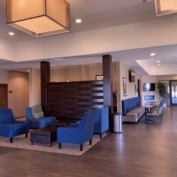 Comfort Suites Burlington near I-5 - Waiting area lobby