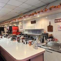 The Falls Kitchen - Bar seating area